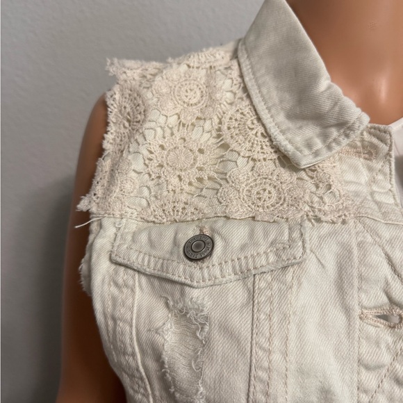 Mudd Off-White Vest with Crochet Accents - Picture 6 of 12